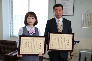 個人表彰として土田さん（左）が、団体表彰として金融共済部・高橋俊英部長（右）が感謝状を受け取った
